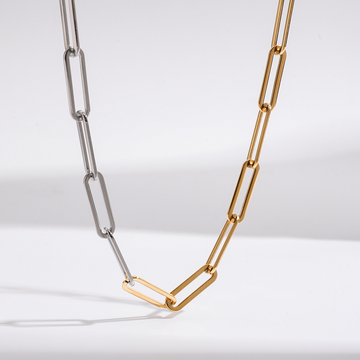 ELENYS Duo Chain – minimalistický design v kombinaci ocel a zlato